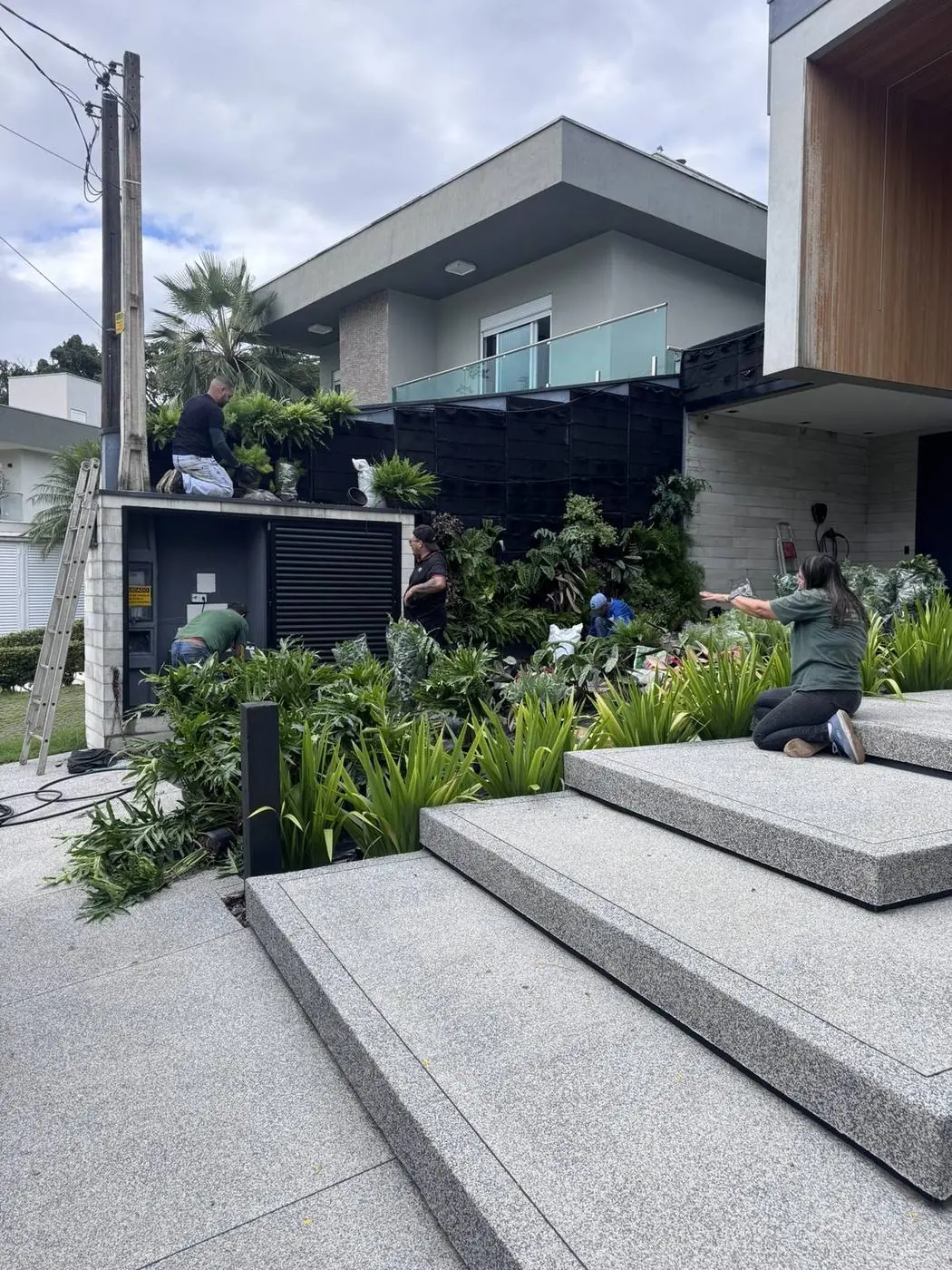 Equipe Verticalmente Verde instalando jardim vertical em São Paulo
