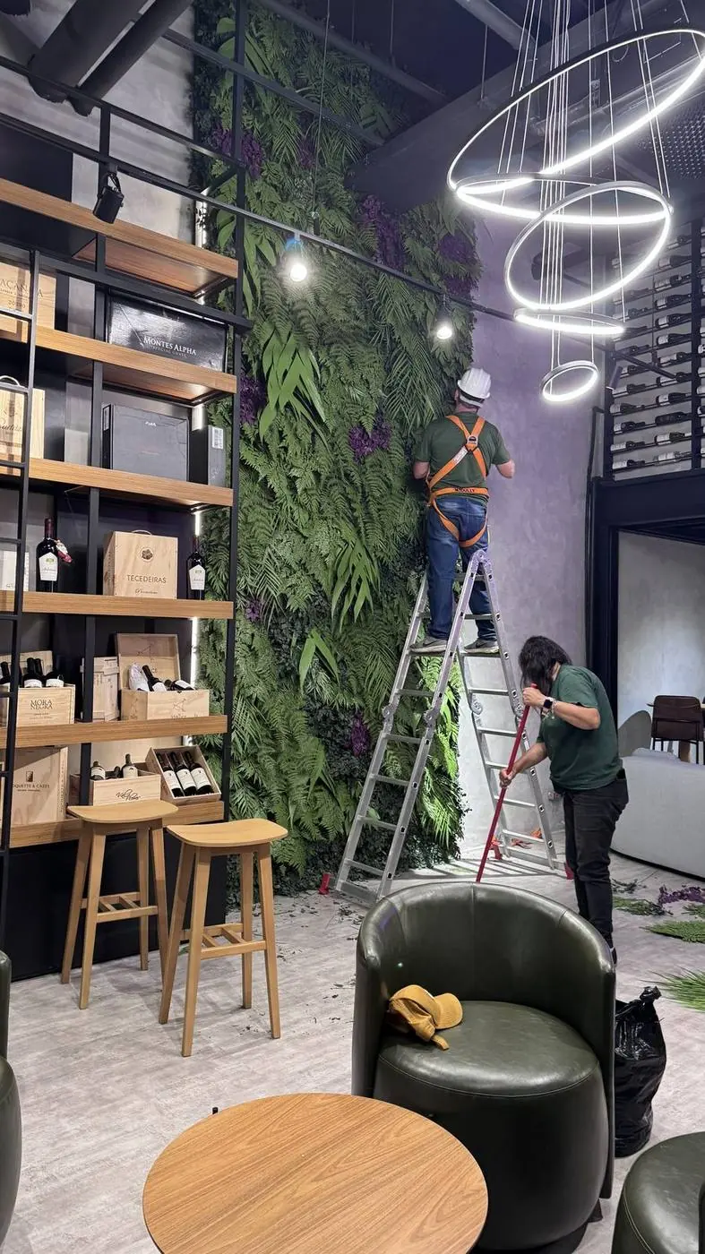 Instalação de jardim vertical pela equipe Verticalmente Verde